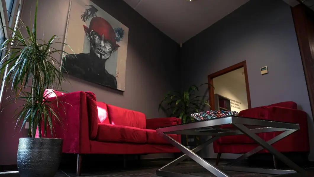 Un tableau de Thierry Dussac disposé dans une salle d'attente d'une entreprise