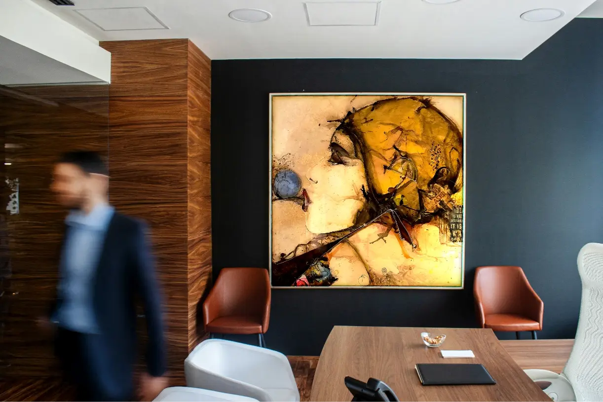 Une peinture de David Rolland disposée dans une salle de réunion