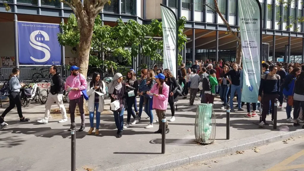 Distribution de flyers auprès d’étudiants devant l’université Sorbonne.