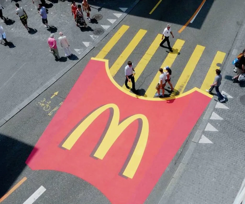 Passage piéton McDonald’s peint sur la route lors d’une opération marketing urbain.