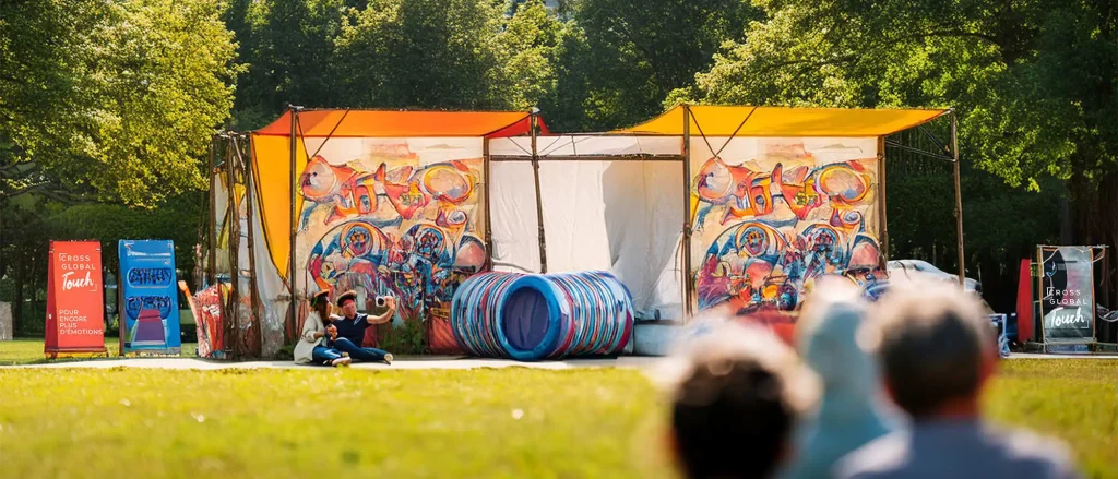 Installation artistique et animations lors d’un événement en plein air.