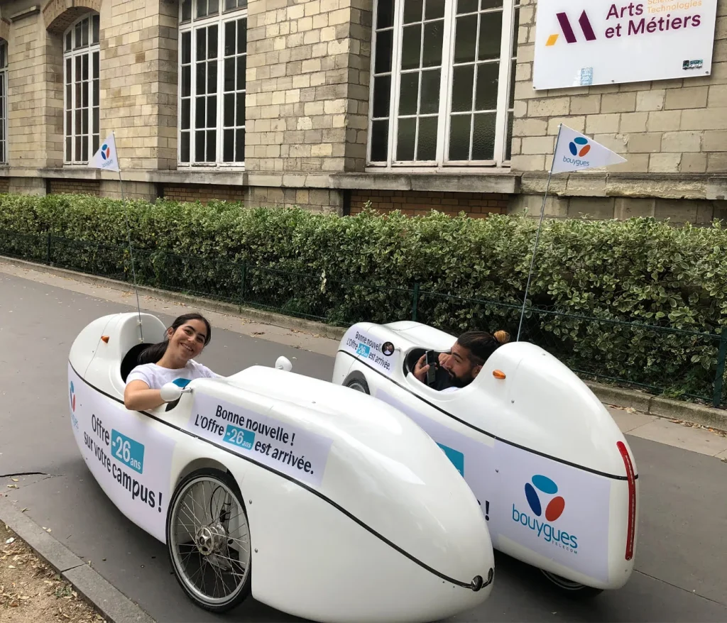 Véhicules publicitaires Bouygues Telecom utilisés pour une opération marketing sur campus.