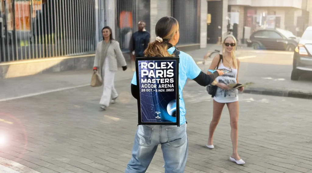 Distribution de flyers pour le Rolex Paris Masters devant l’Accor Arena.