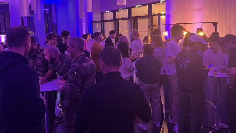 Soirée client en lumière colorée avec mange-debout