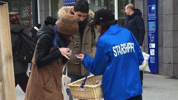 Distribution d'échantillons en main propre dans la rue