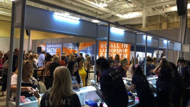 Accueil visiteurs sur un stand de salon professionnel
