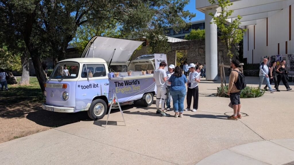 Combi TOEFL habillé sur un campus lors du roadshow multi-villes