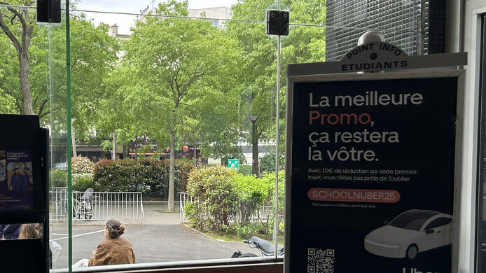 Panneau Point Info Etudiants sur un campus, campagne Uber
