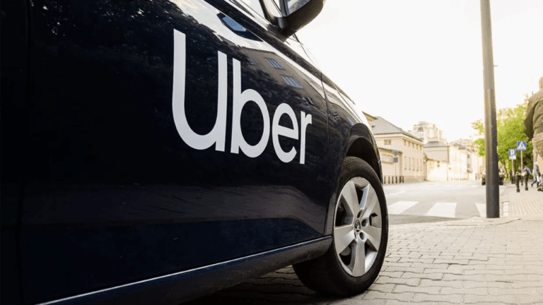 Habillage publicitaire sur véhicule Uber en circulation