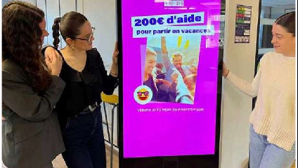 Totem digital en hall de campus avec des étudiants