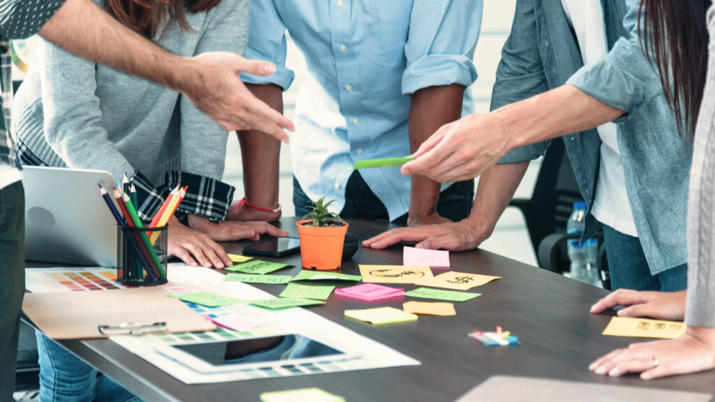 Atelier de travail collaboratif autour d'une table
