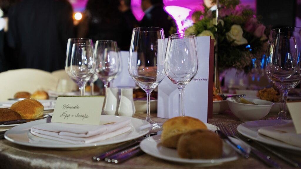 Table dressée pour un dîner de gala