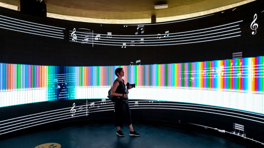 Installation immersive : mur LED panoramique dans une salle sombre