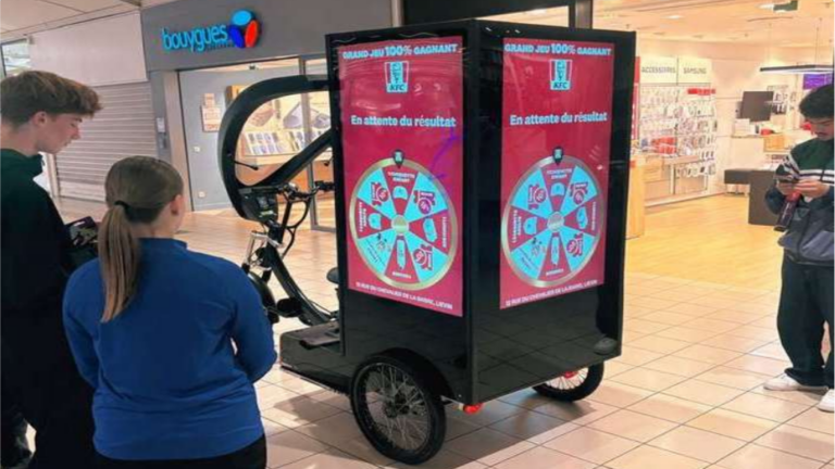 Triporteur équipé d'écrans digitaux en centre commercial