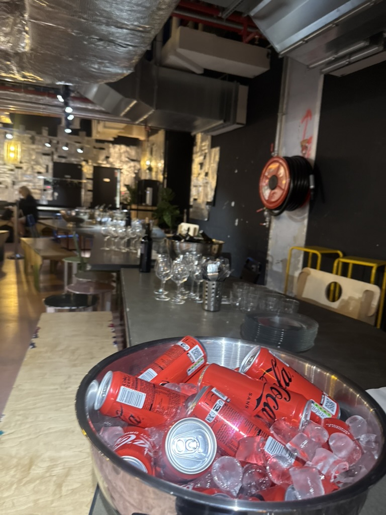 Bar dressé, boissons et verrerie