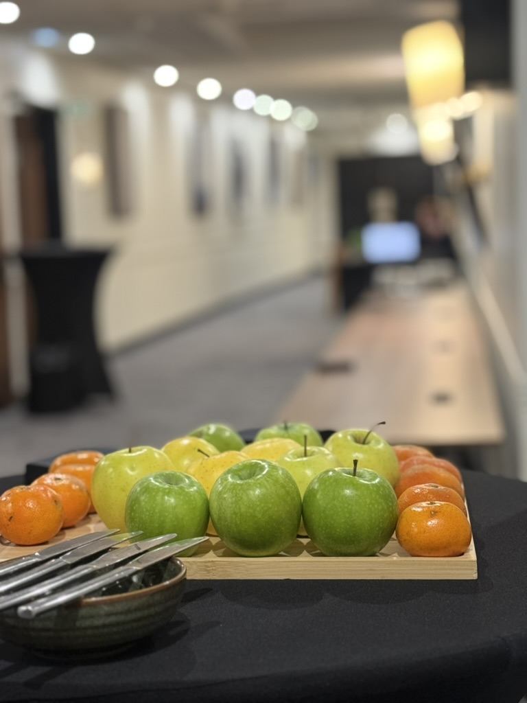Plateau de fruits frais dans le couloir